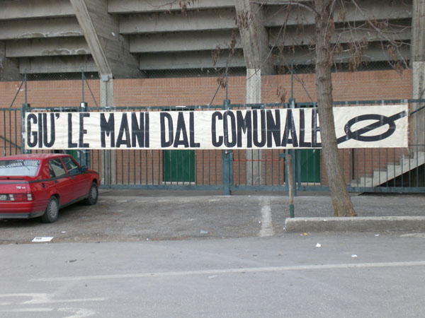 Gi le mani dal Comunale